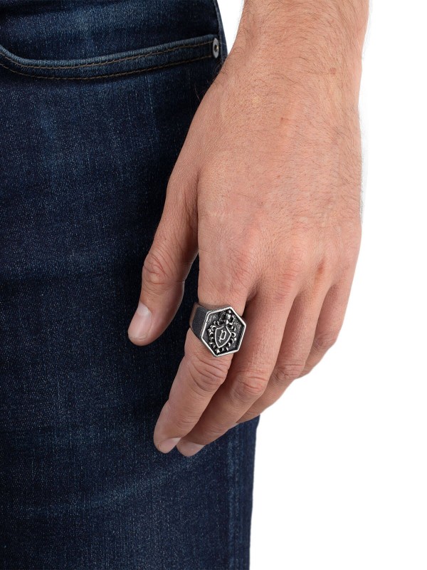 Crest muški prsten brenda POLICE od nerđajućeg čelika u patiniranoj srebrnoj boji sa znakom P i štitom kao detaljem. Veličina 62, 64, 66.│Satovi i Nakit - S&L Jokić