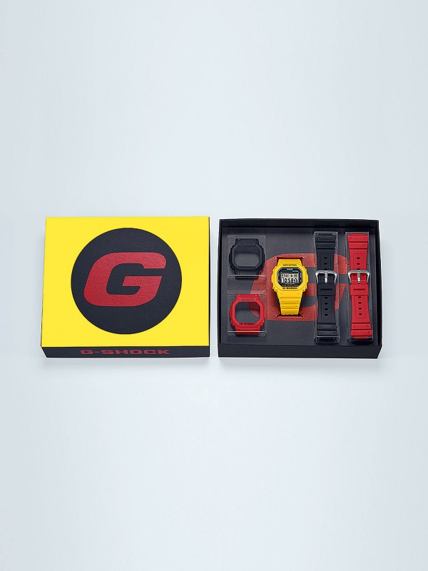 G-SHOCK BOX SET sadrži muški sat klasičnog kvadratnog dizajna, dve dodatne gumene narukvice i dva okvira u verziji žute, crne i crvene boje.