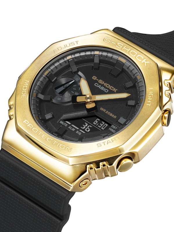 G-Shock muški ručni sat - sportski model 2100 serije u atraktivnoj kombinaciji boja crne i žutog zlata, lako poručite putem S&L Jokić online shop-a.
