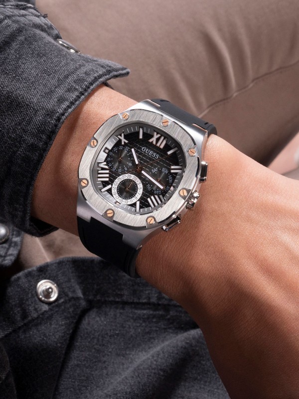 GUESS MUŠKI SAT HEADLINE GW0571G1 - srebrni sat sa gunmetal brojčanikom i crnom silikonskom narukvicom. Stil i funkcionalnost. Kupite online!