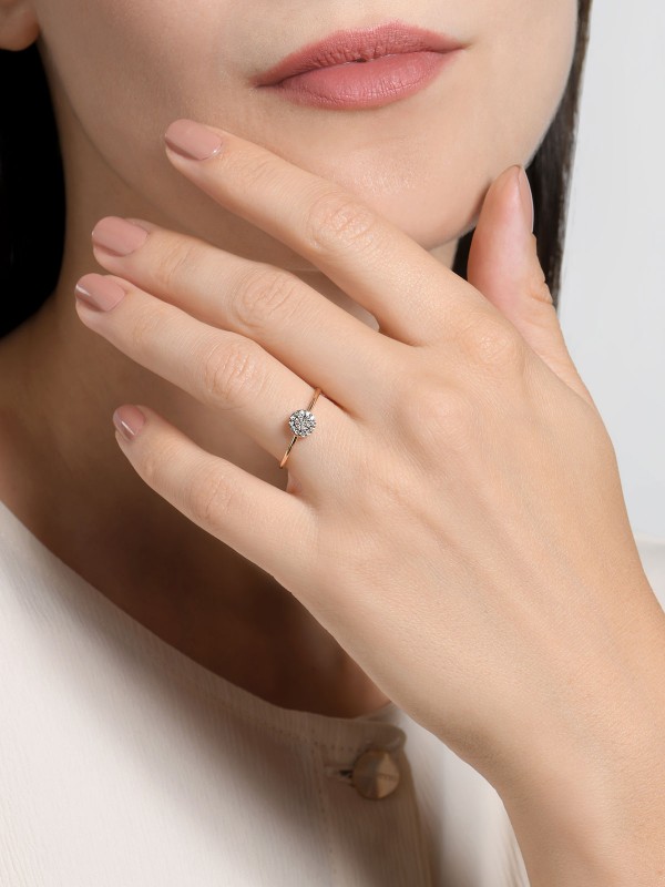 Stilizujte se sa ovim raskošnim ružičastim zlatnim prstenom sa braon dijamantima. Dodajte sofisticirani sjaj svojoj kolekciji!