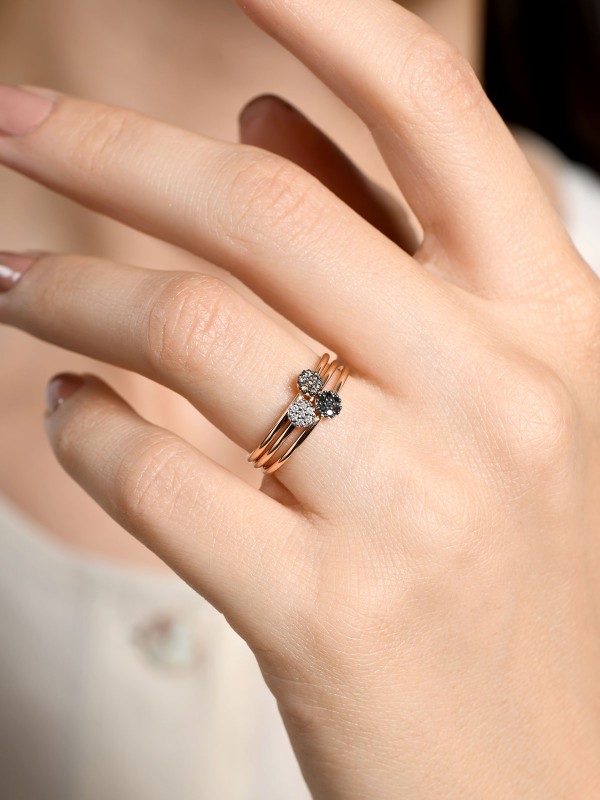 Autentičnost u svom najlepšem obliku. Ovaj prsten od 18ct ružičastog zlata sa braon dijamantima je stvoren da izrazi vašu jedinstvenost. Izvolite!