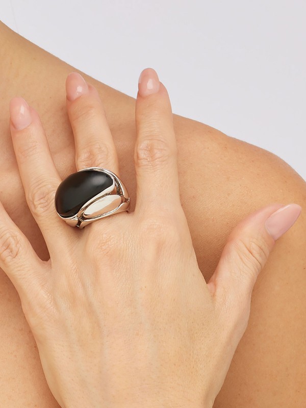 Srebrni prsten sa oniksom iz CLIPEA kolekcije, veličina 16. Minimalistički dizajn, pažnja na detalje. Nosite eleganciju Pianegonda nakita svakodnevno!