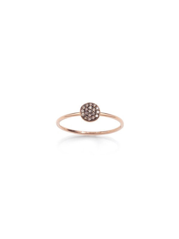 Stilizujte se sa ovim raskošnim ružičastim zlatnim prstenom sa braon dijamantima. Dodajte sofisticirani sjaj svojoj kolekciji!